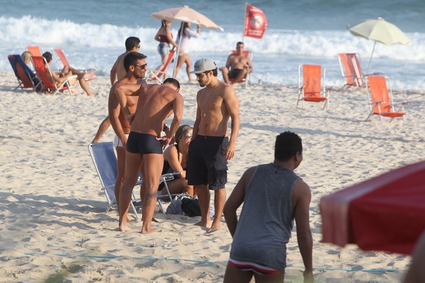 Caio Castro na praia (Foto: Delson Silva / AgNews)