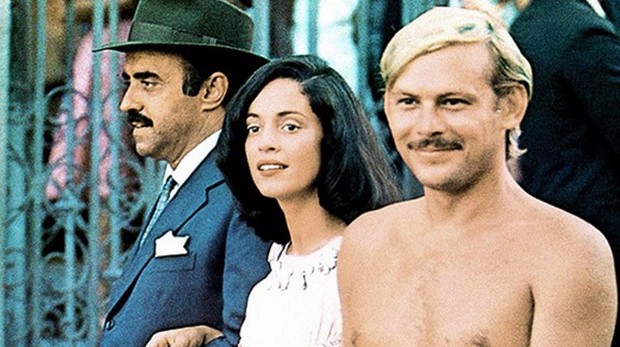 Mauro Mendonça, Sônia Braga e José Wilker no filme Dona Flor e seus Dois Maridos (Foto: Reprodução)