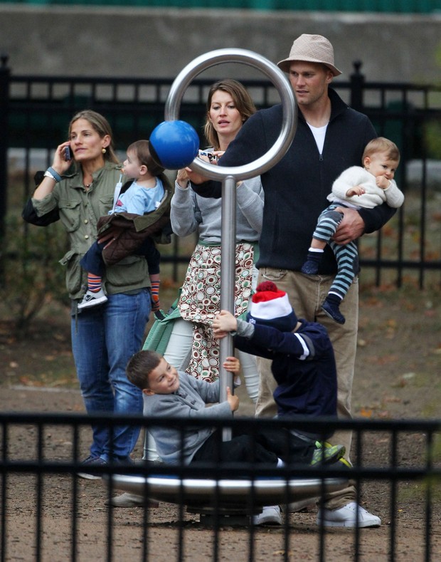 Gisele Bündchen com a família em Boston, nos Estados Unidos (Foto: Grosby Group/ Agência)