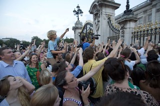 Fãs tiram fotos em frente ao Palácio de Buckignham (Foto: Agência Reuters)