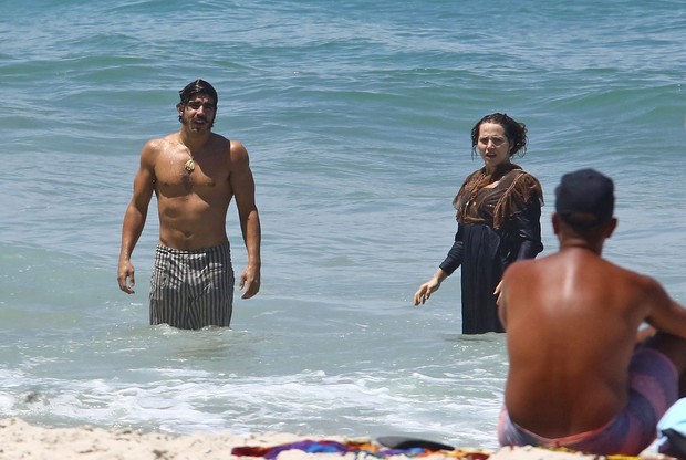 Caio Castro e Leticia Colin gravam a novela Novo Mundo em praia do Rio (Foto: Agnews)