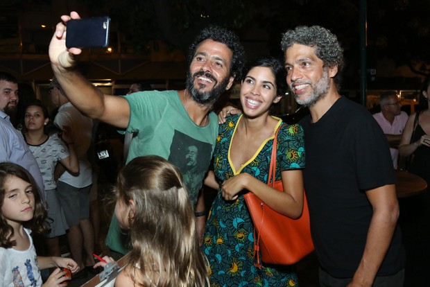 Marcos Palmeira faz selfie com Bela Gil e Estevão Ciavatta (Foto: Roberto Filho/Brazil News)