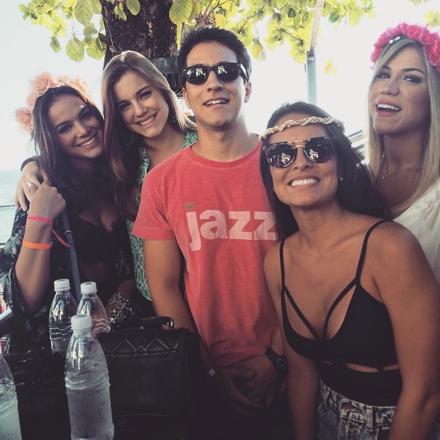 Bruna Marquezine com amigos (Foto: Reprodução/Instagram)
