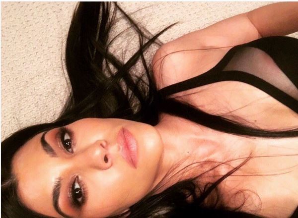  Kourtney Kardashian faz selfie e acaba exibindo o seio (Foto: Reprodução/Instagram)