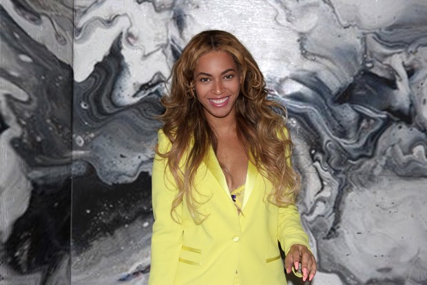 Beyoncé posa com sutiã à mostra (Foto: Site Oficial/ Reprodução)