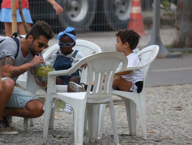 Bruno Gagliasso bebendo água de côco com a filha, Titi (Foto: Agnews)