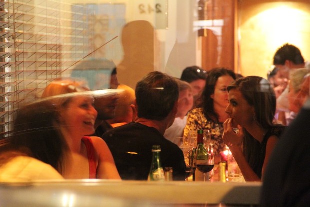 Ex jogador Michael Ballack janta com amigos no Leblon  (Foto: Rodrigo dos Anjos / AgNews)