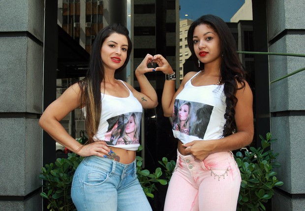 Candidatas ao Miss Bumbum vestem camiseta de apoio à Andressa Urach (Foto: Celso Tavares/EGO)