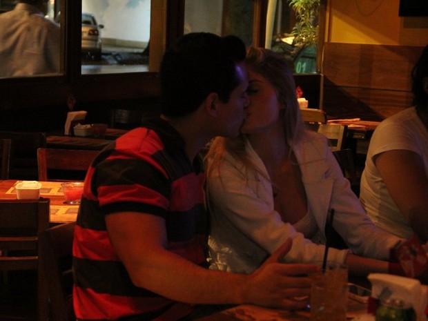 Bárbara Evans troca beijos com o namorado, Leonardo Conrado, em restaurante na Zona Sul do Rio (Foto: Rodrigo dos Anjos/ Ag. News)