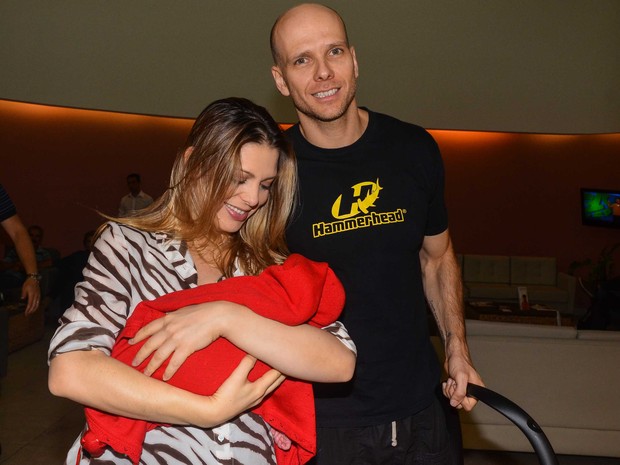Sheila Mello e Fernando Scherer deixam hospital com Brenda (Foto: Caio Duran/AgNews)