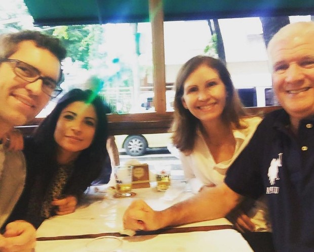 Anna Lima e Leonardo Motta com um casal de amigos em um jantar (Foto: Reprodução/Instagram)