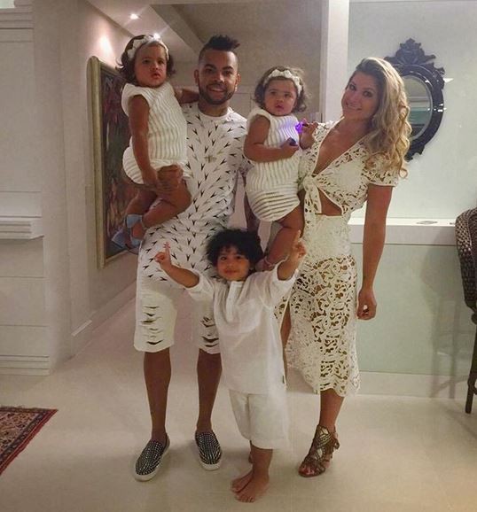 Dani Souza e Dentinho com os filhos (Foto: Reprodução/Instagram)