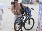 Eriberto Leão passeia com o filho em praia do Rio