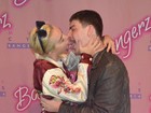 Miley Cyrus simula beijo de língua em fã durante encontro
