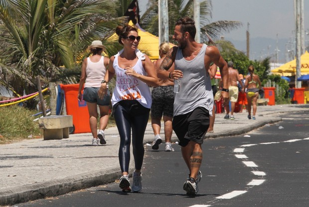 Giovanna Antonelli corre na orla da Barra da Tijuca, RJ (Foto: Wallace Barbosa/AgNews)