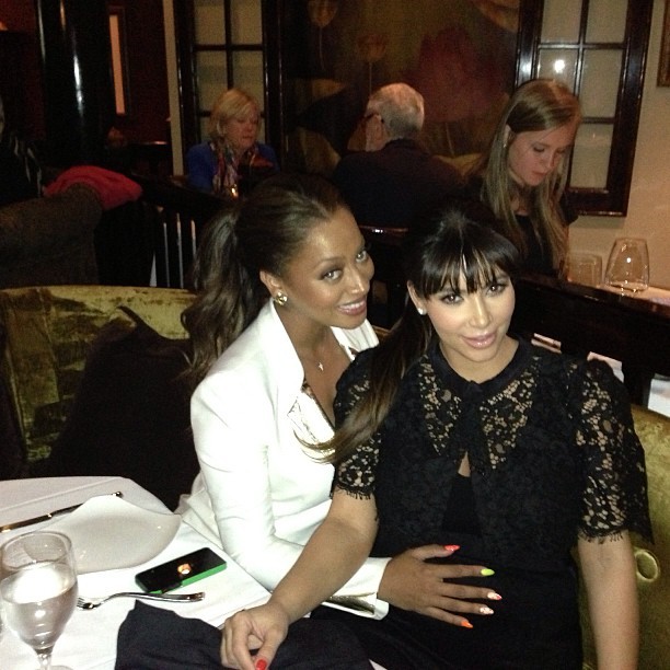 Grávida, Kim Kardashian janta com a amiga LaLa Vasquez (Foto: Instagram/ Reprodução)