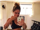 Natalia Casassola posta foto após treino na academia e exibe cinturinha