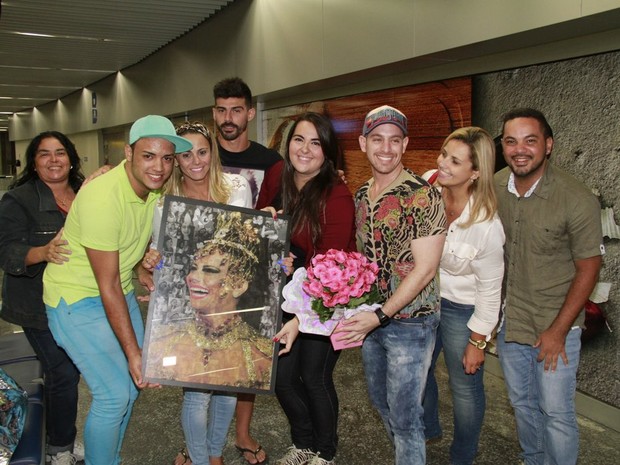 Viviane Araújo com o noivo, Radamés, e com fãs no aeroporto Tom Jobim, na Zona Norte do Rio (Foto: Isac Luz/ EGO)