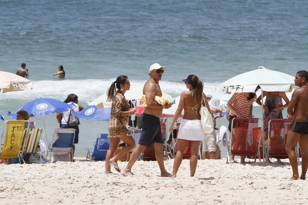 Oscar Magrini na praia de Ipanema (Foto: Gil Rodrigues / Foto Rio News)