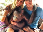 Fiorella Mattheis posa abraçada com marido e brinca com macaco