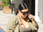 Kim Kardashian exibe parte da bermuda modeladora em passeio