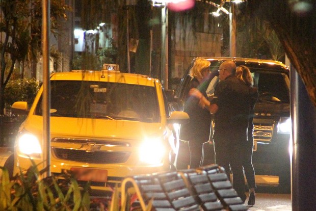 Amora Mautner e Paula Bulamarqui se envolvem em batida de carro com taxista no Leblon (Foto: Rodrigo dos Anjos / AgNews)