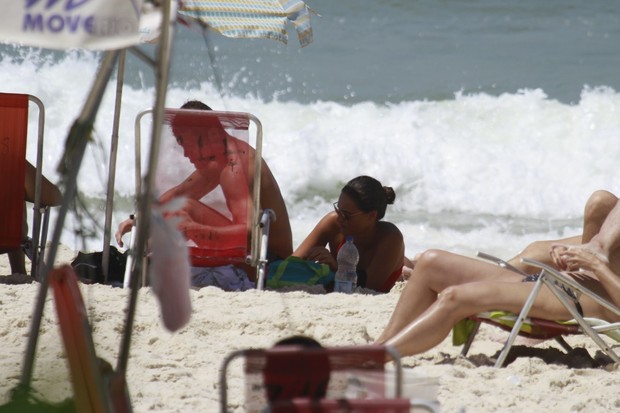Débora Nascimento e José Loreto na praia (Foto: Dilson Silva / Agnews)