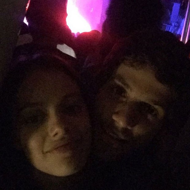 Laura Neiva e Chay Suede posa juntinhos para selfie (Foto: Instagram/ Reprodução)