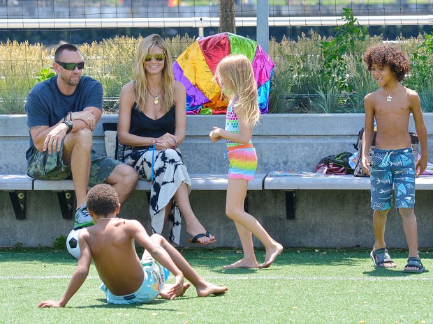 Heidi Klum com o namorado, Martin Kristen, e os filhos Leni, Henry, Johan e Lou em parque em Nova York, nos Estados Unidos (Foto: Splash News/ Agência)