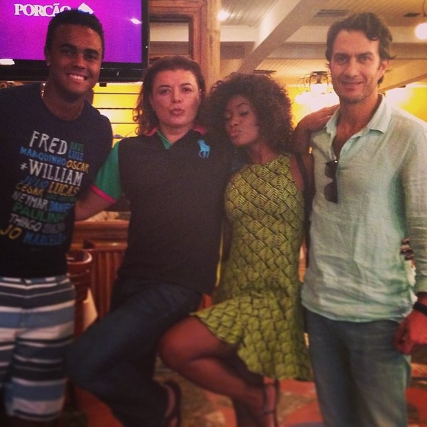 David Brazil com elenco de Em Família (Foto: Instagram / Reprodução)
