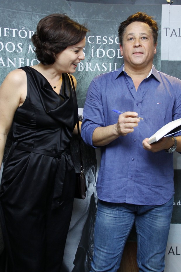 Regiane Alves vai à lançamento de livro de Leonardo (Foto: Graça Paes/Foto Rio News)