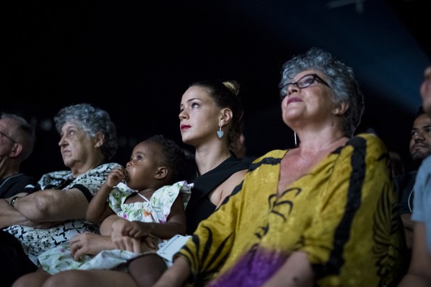 Leandra Leal com a filha nos braços e a mãe, a atriz Angela Leal, ao lado (Foto: Leo Lara/Divulgação)