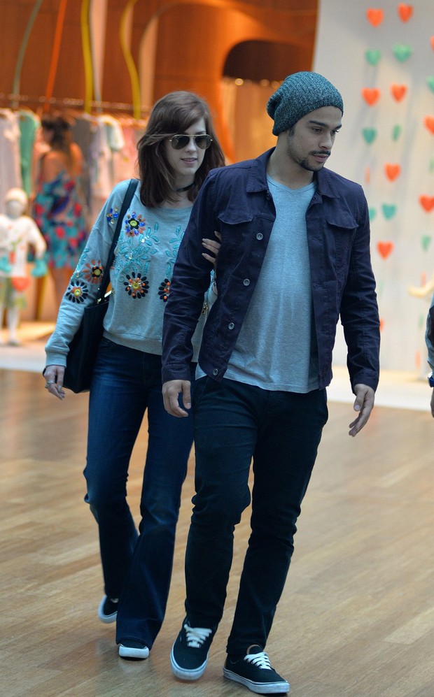 Sophia Abrahão e Sergio Malheiros passeiam em shopping no Rio (Foto: Willian Oda /AgNews)