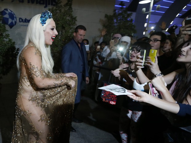 Lady Gaga no aeroporto de Dubai, nos Emirados Árabes (Foto: Karim Sahib/ AFPB)