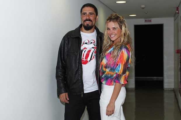 Nathália Rodrigues com o namorado, Tchelo, em estreia de peça em São Paulo (Foto: Manuela Scarpa/ Foto Rio News)