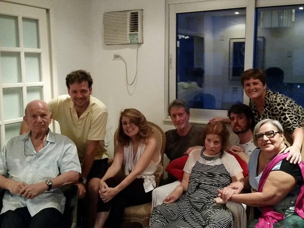 Tônia Carrero com a família e amigos no Natal (Foto: Reprodução/ Facebook)