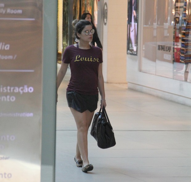Grávida,Vanessa Giácomo passeia em shopping (Foto: Marcus Pavão/Agnews)