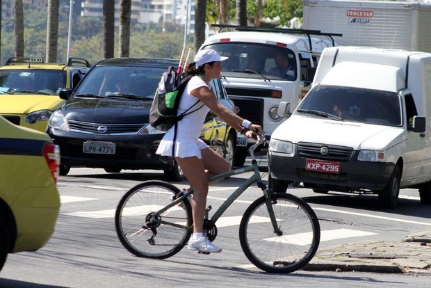Malu Mader andando de bicicleta (Foto: JC Pereira/AgNews)