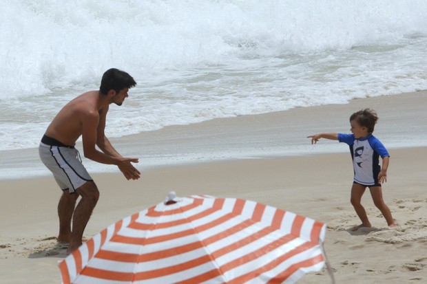 Felipe Simas com o filho, Joaquim (Foto: AgNews)