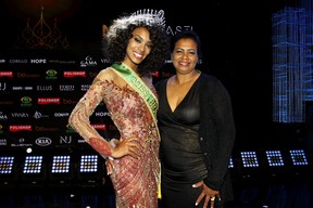 Miss Brasil 2016 Raissa Santana, do Paraná, com a mãe, Roseneide Oliveira Santana,  em São Paulo (Foto: Celso Tavares/ EGO)