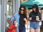 Selena Gomez usa bolsa avaliada em R$ 3,9 mil para tomar café, em L.A