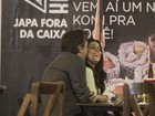 Fábio Assunção tem conversa ao pé do ouvido com a namorada