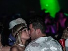 Vestida de meretriz, Andressa Urach troca beijos com moreno em festa 
