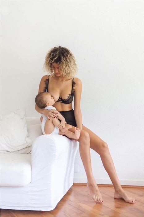 Laura Fernandez posa amamentando a filha (Foto: Reprodução / Instagram)
