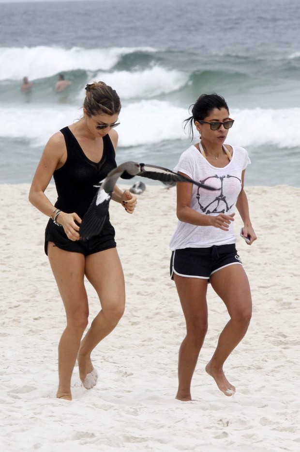 Grazi Massafera e Anna Lima caminhando na praia (Foto: FotoRioNews)