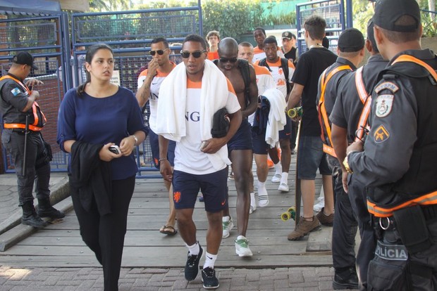 Van Persie e companheiro de Seleção dentro do clube Caissaras na Lagoa no Rio de Janeiro (Foto:  Jhumberto/AgNews)