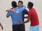 Fábio Porchat grava programa e sua a camisa em praia do Rio