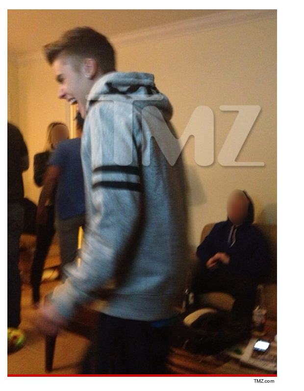 Justin Bieber é flagrado com cigarrinho suspeito (Foto: Reprodução / TMZ)