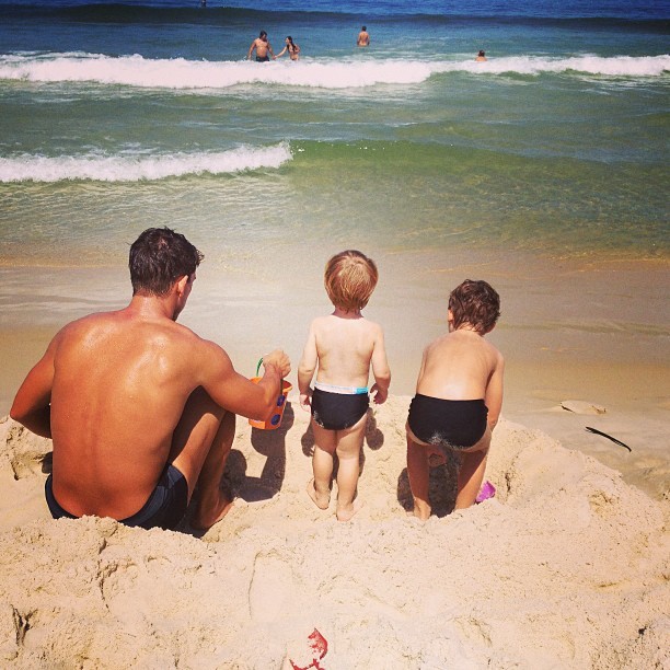 Amaury Nunes com filhos da Dani Winits (Foto: reprodução/instagram)