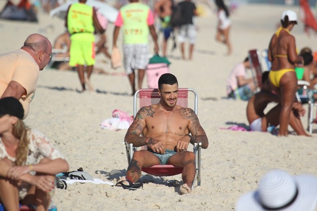 Felipe Titto na praia (Foto: Dilson Silva / Agnews)